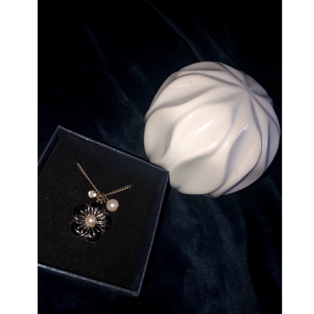 Black flower pearl detailed necklace
